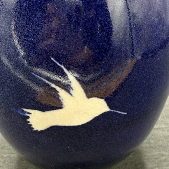 Vintage Blue Bird Topped Art Pottery Ceramic Figurine White Bird Design Signed - Picture 5 of 7